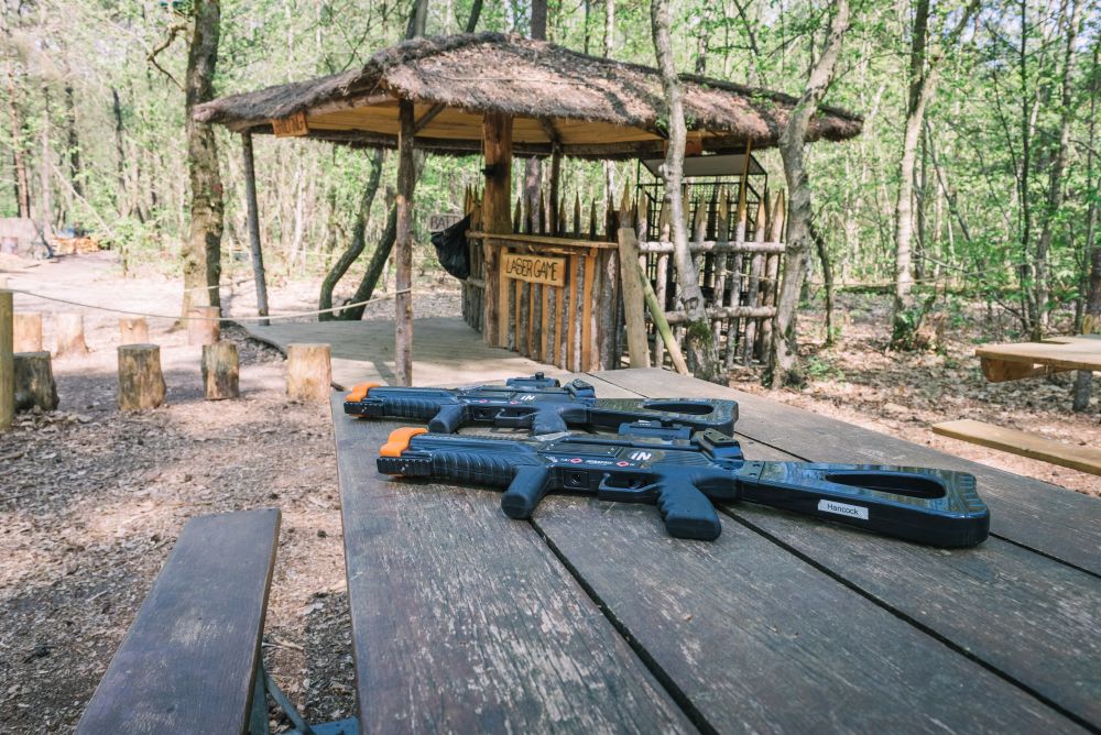 Préparation partie de laser game en forêt Aventure Floreval