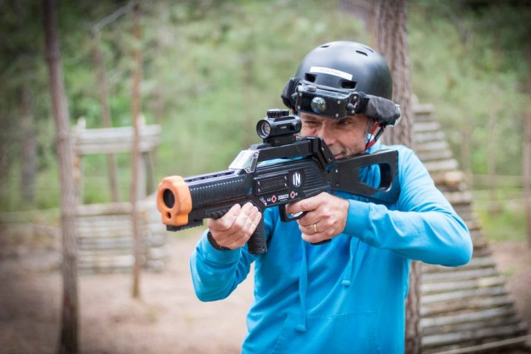 joueur laser game en exterieur