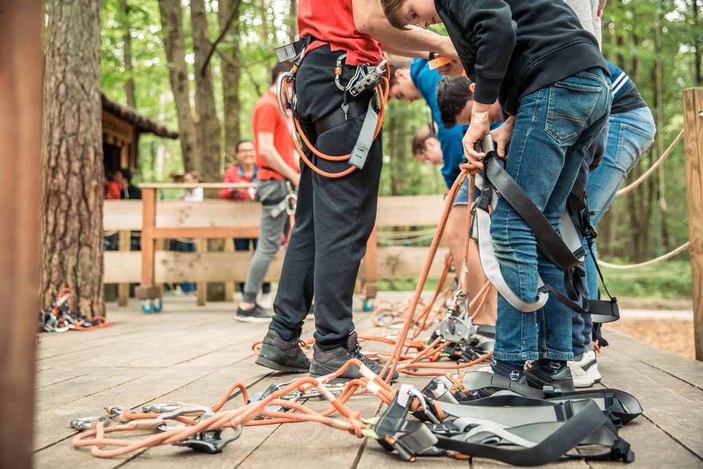 Equipements baudriers à l'accrobranche du parc Aventure Floreval
