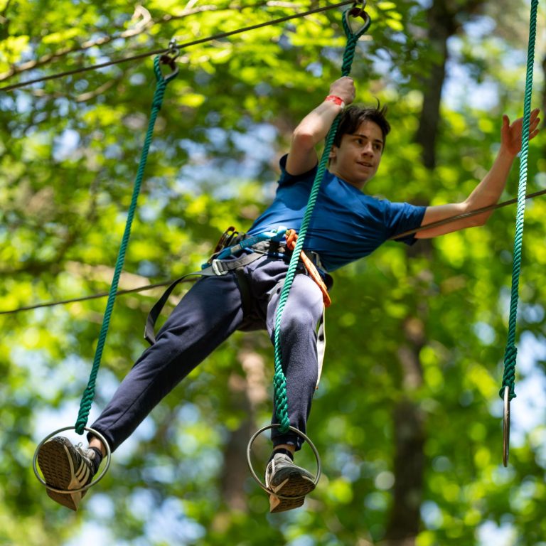 aventurier sur un parcours d'accrobranche en Essonne